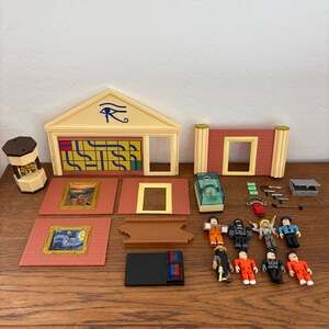 Roblox Jailbreak: Museum Heist Playset with 9 Mini figures
